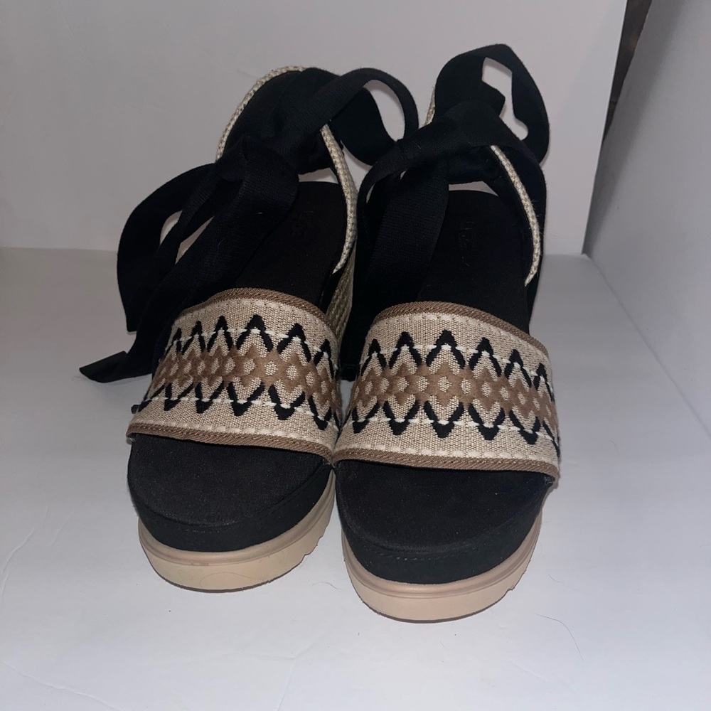 UGG Abbot Australia Black/Tan‎ Wedges with Chevron Pattern and Ribbon Ties NWOT